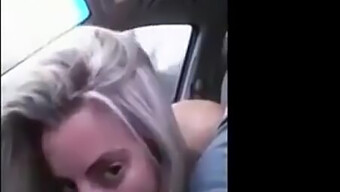 Blonde Amateurin Gibt Auf Der Motorhaube Eines Autos Einen Schlampigen Blowjob